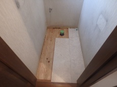トイレの床フローリング・水廻り大丈夫な床貼り-checker.jpg